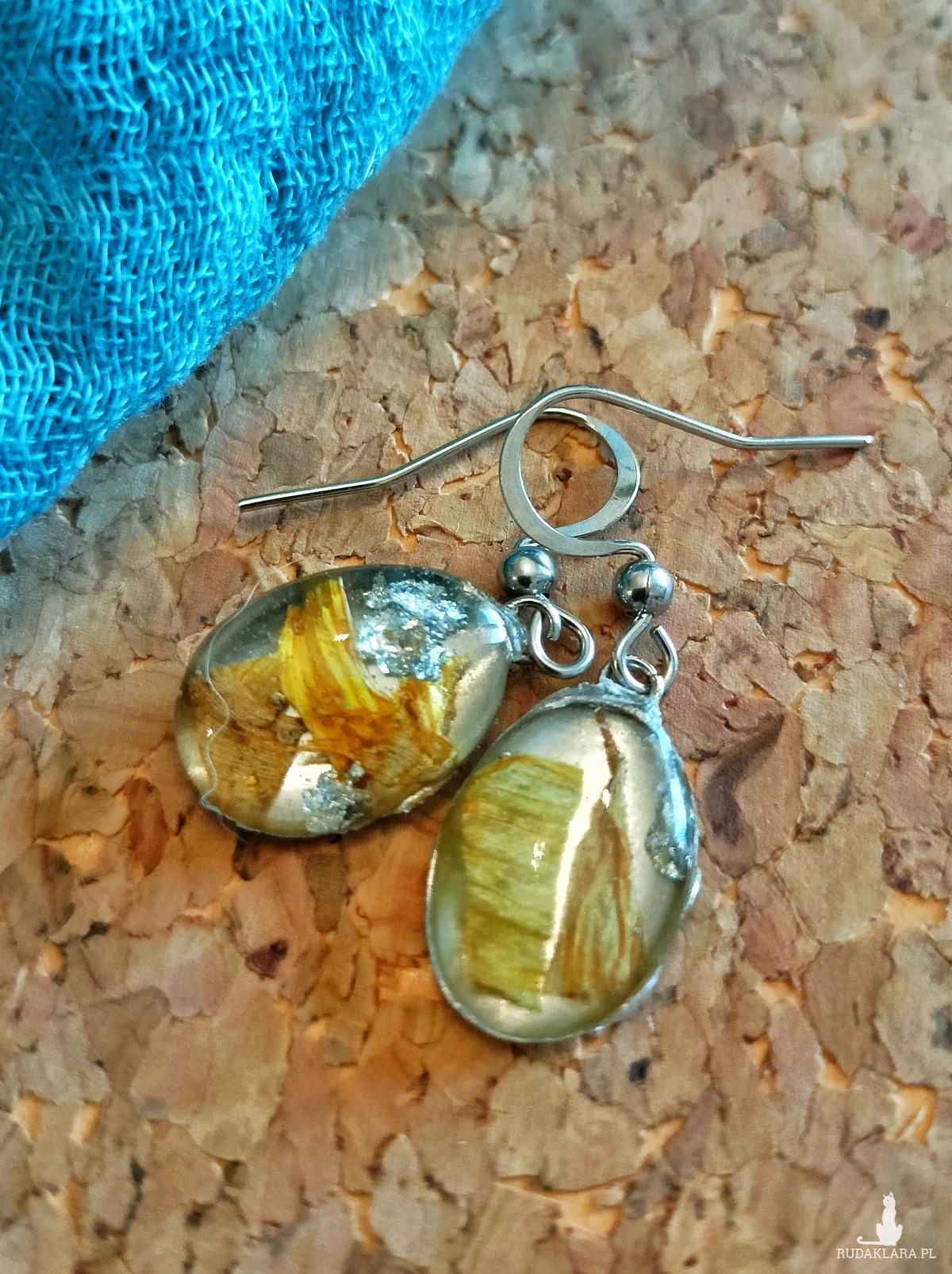 Kolczyki ze słonecznikiem w żywicy – biżuteria handmade ze stali nierdzewnej